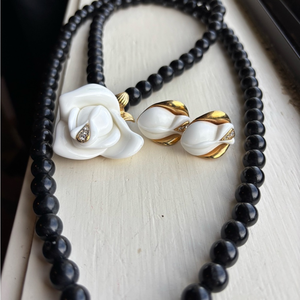 Vintage Avon white rose necklace w/ earrings